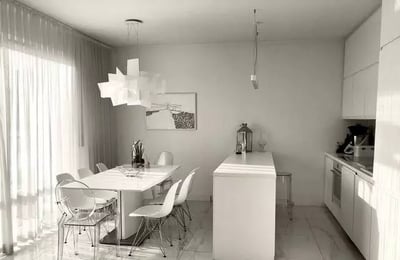 Langzeitmiete einer 2-Zimmer-Wohnung (62 m²) mit Balkon in Mokotów, Warschau, Polen