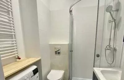 Langzeitmiete einer 3-Zimmer-Wohnung (51 m²) mit Balkon und Parkplatz in der Kotsisa 8c Straße, Warschau, Polen