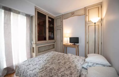 Long-term rental of a 36 m² 2-room apartment with a balcony in the 3rd district of Paris, France
