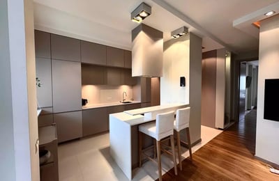 Location longue durée appartement 2 pièces de 51 m² avec balcon et parking, quartier Praga-Południe, Varsovie, Pologne