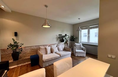 Location longue durée appartement 2 pièces de 51 m² avec balcon et parking, quartier Praga-Południe, Varsovie, Pologne