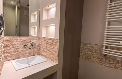 Location longue durée appartement 2 pièces de 51 m² avec balcon et parking, quartier Praga-Południe, Varsovie, Pologne