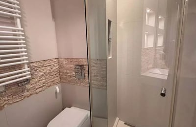 Location longue durée appartement 2 pièces de 51 m² avec balcon et parking, quartier Praga-Południe, Varsovie, Pologne