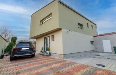 Long-term rental of a 5-room house, 192 m² in Bratislava, Slovakia