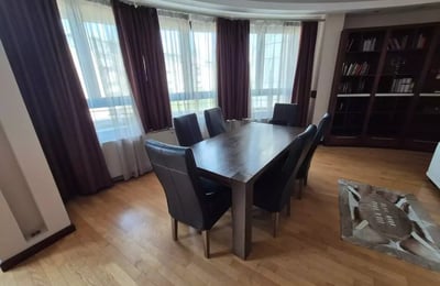 Alquiler a largo plazo de piso de 3 habitaciones, 133 m² en Belgrado, Serbia