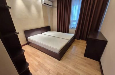 Alquiler a largo plazo de piso de 3 habitaciones, 133 m² en Belgrado, Serbia