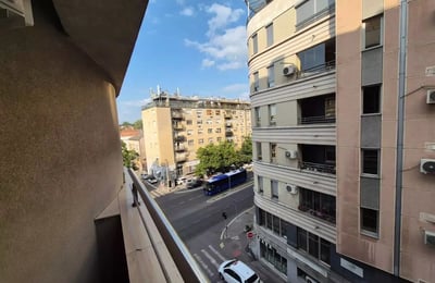 Alquiler a largo plazo de piso de 3 habitaciones, 133 m² en Belgrado, Serbia