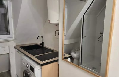 Long-Term Rental – 9 m² Studio in Paris, France