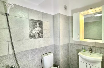 Долгосрочная аренда двухкомнатной квартиры с балконом в новострое, 1 этаж, Бухарест, Румыния