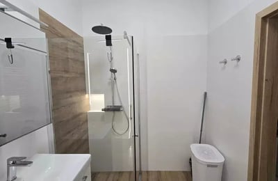 Location longue durée : appartement 2 pièces de 45 m² à Wola Justowska, Cracovie, Pologne