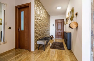 Долгосрочная аренда квартиры 2-комнатной, 77 м², район Тракторул, Брашов, Румыния