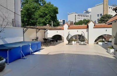 Alquiler a largo plazo de piso de 3 habitaciones 90 m², Belgrado, Serbia