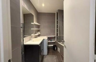 Long-term rental of 72 m² 3-room apartment in Paris 16th district, France