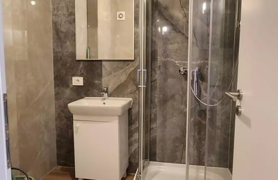 Long-term rent of a 4-room apartment in Tractоru district, Brașov, Romania