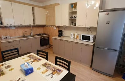 Location longue durée d’un appartement de 3 pièces, 64 m², dans le quartier du Vieux-Port, Constanța, Roumanie