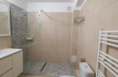 Location longue durée d’un appartement de 3 pièces, 64 m², dans le quartier du Vieux-Port, Constanța, Roumanie