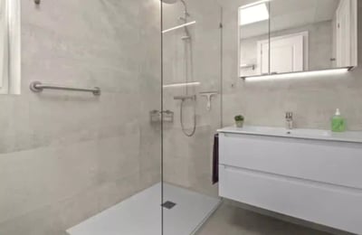 Langfristige Vermietung einer 3-Schlafzimmer-Wohnung, 150 m², in Alicante, Spanien