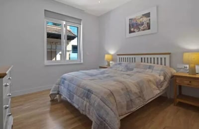 Langfristige Vermietung einer 3-Schlafzimmer-Wohnung, 150 m², in Alicante, Spanien
