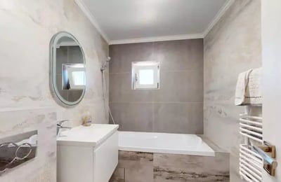 Location longue durée d’un appartement de 3 pièces, 70 m², dans le quartier Faleza Nord, Constanța, Roumanie