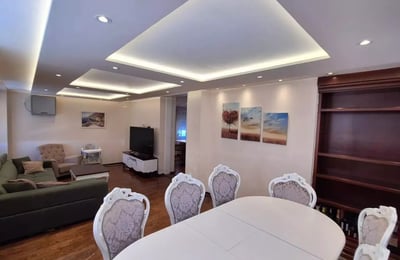 Alquiler a largo plazo de un piso de 4 habitaciones 130 m², en Nuevo Belgrado, Serbia