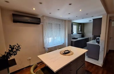 Alquiler a largo plazo de un piso de 4 habitaciones 130 m², en Nuevo Belgrado, Serbia