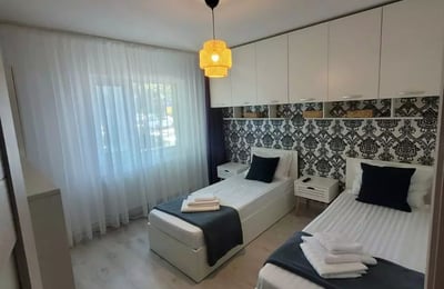 Alquiler a largo plazo de un piso de 3 habitaciones, 74 m², en Constanța, Faleza Nord, Rumanía