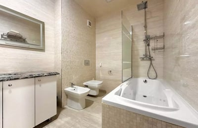 Долгосрочная аренда 4-комнатной квартиры, 100 м², Coresi, Брашов, Румыния