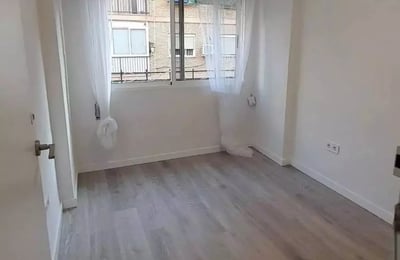 Langzeitmiete einer 3-Schlafzimmer-Wohnung, 90 m², in Alicante, Spanien