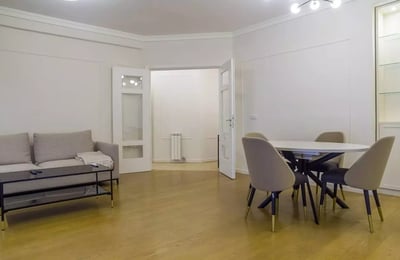 Langzeitmiete einer 3-Zimmer-Wohnung, 85 m², in Vračar, Belgrad, Serbien