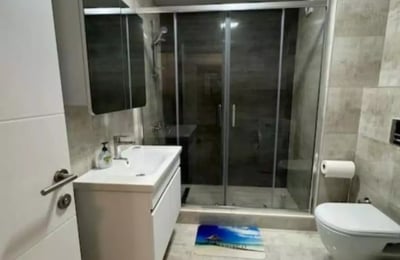Alquiler a largo plazo de un apartamento de 3 habitaciones, 70 m², en Constanza, Rumanía