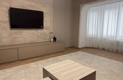 Alquiler a largo plazo de un apartamento de 3 habitaciones, 78 m², Constanza, Rumanía