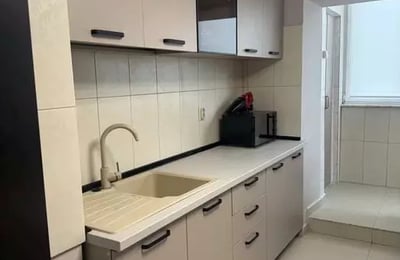 Alquiler a largo plazo de un apartamento de 3 habitaciones, 78 m², Constanza, Rumanía