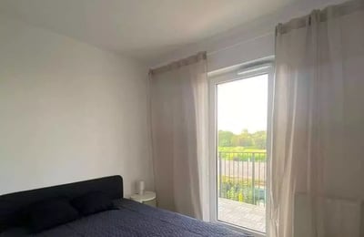 Alquiler a largo plazo de un apartamento de 3 habitaciones, 53 m², en Podgórze, Cracovia, Polonia