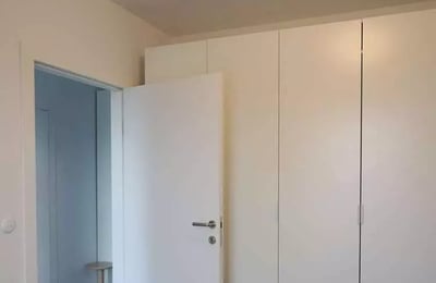 Alquiler a largo plazo de un apartamento de 3 habitaciones, 53 m², en Podgórze, Cracovia, Polonia