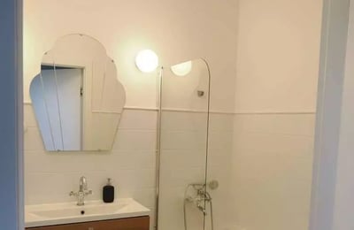 Alquiler a largo plazo de un apartamento de 3 habitaciones, 53 m², en Podgórze, Cracovia, Polonia