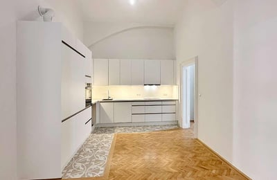 Apartamento histórico frente a la estación de metro Schottenring en el distrito 1 de Viena