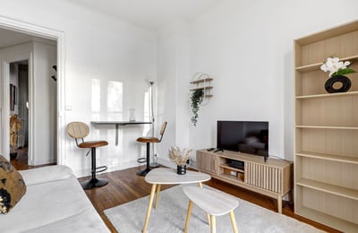 Rent of a modern 2-room apartment, 40 m², 15th district, Paris, France
