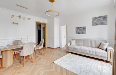 Rent of a modern 2-room apartment, 61 m², with a view of the majestic Porte Saint-Denis, Paris, France