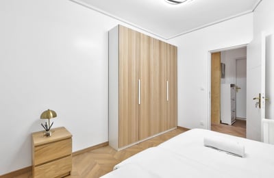 Rent of a modern 2-room apartment, 61 m², with a view of the majestic Porte Saint-Denis, Paris, France