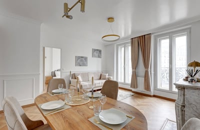 Rent of a modern 2-room apartment, 61 m², with a view of the majestic Porte Saint-Denis, Paris, France