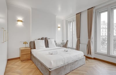 Rent of a modern 2-room apartment, 61 m², with a view of the majestic Porte Saint-Denis, Paris, France