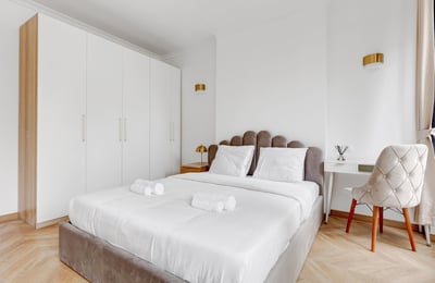 Rent of a modern 2-room apartment, 61 m², with a view of the majestic Porte Saint-Denis, Paris, France