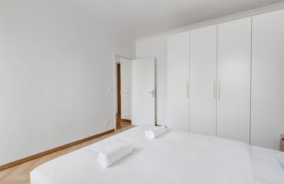 Rent of a modern 2-room apartment, 61 m², with a view of the majestic Porte Saint-Denis, Paris, France