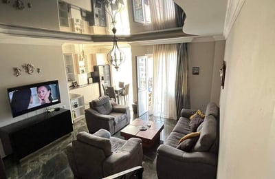 Mieten Sie eine möblierte und geräumige 100 m² Maisonette-Wohnung in Batumi, Georgien