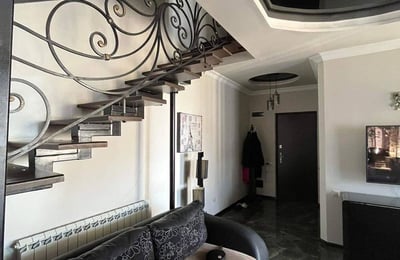 Mieten Sie eine möblierte und geräumige 100 m² Maisonette-Wohnung in Batumi, Georgien