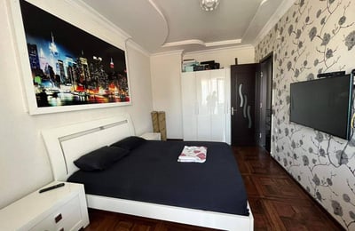 Mieten Sie eine möblierte und geräumige 100 m² Maisonette-Wohnung in Batumi, Georgien