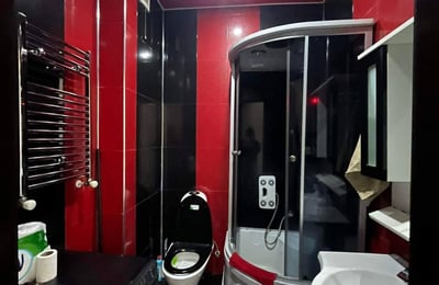 Mieten Sie eine möblierte und geräumige 100 m² Maisonette-Wohnung in Batumi, Georgien