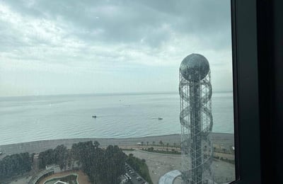 Аренда современной квартиры с видом на море в районе Старого города, 57 м², Батуми, Грузия