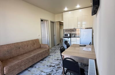 Location d'un appartement lumineux et meublé avec balcon, 48 m², Batoumi, Géorgie