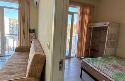 Location d'un appartement lumineux et meublé avec balcon, 48 m², Batoumi, Géorgie